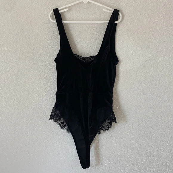 Black velvet and lace thong corset lingerie - Picture 4 of 9